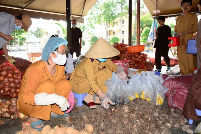 Continuing to support people in need in the Covid-19 pandemic of Hoang Phap Pagoda (series 7)